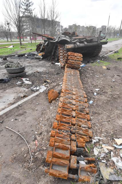 Донецкая область. г. Мариуполь. Останки военной техники, оставшейся после боев   в центральной  части города.