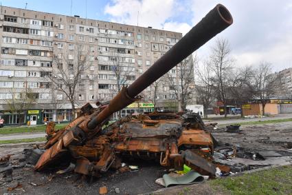 Донецкая область. г. Мариуполь. Останки военной техники, оставшейся после боев   в центральной  части города.