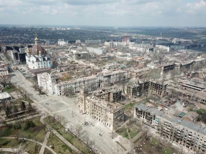 Донецкая область. г. Мариуполь.   Вид сверху на разрушенный центр города после боев.