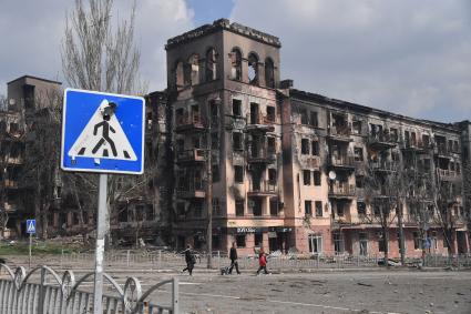 Донецкая область. г. Мариуполь.    Обгоревший дом в центре города.