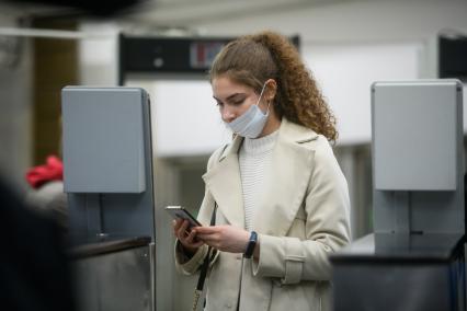 Екатеринбург. Женщина оплачивает проезд в метро