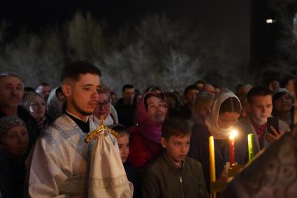 Самара. Верующие и священнослужитель во время пасхальной службы в церкви.