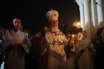 Самара. Верующие и священнослужители во время пасхальной службы в церкви.