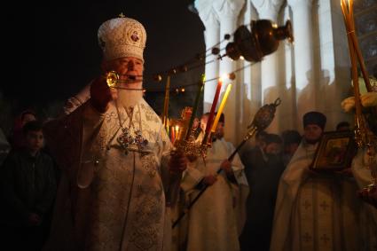 Самара. Верующие и священнослужители во время пасхальной службы в церкви.