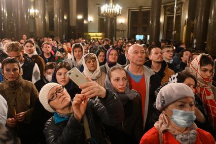 Санкт-Петербург. Верующие во время праздничного пасхального богослужения в Казанском кафедральном соборе.