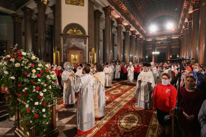 Санкт-Петербург. Священнослужители во время праздничного пасхального богослужения в Казанском кафедральном соборе.