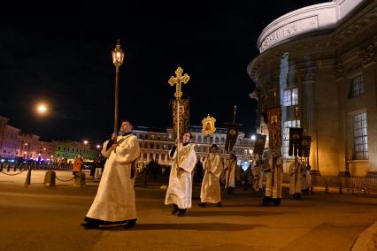 Санкт-Петербург. Пасхальное богослужение в Казанском кафедральном соборе. Священнослужители и верующие во время крестного хода у собора.