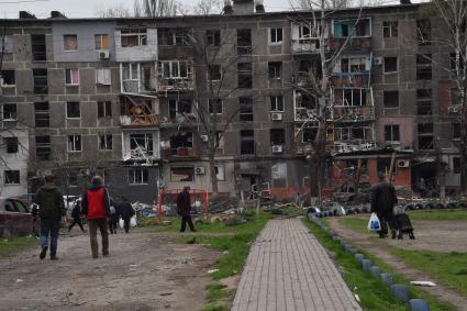 Донецкая область. г.Мариуполь. Жители города у сгоревшего дома.