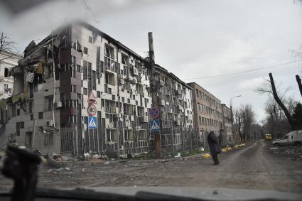 Донецкая область. г.Мариуполь. Жители города у разрушенных домов.