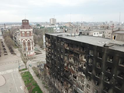 Донецкая область. г.Мариуполь. Вид разрушенного города с высоты. Старая водонапорная башня.