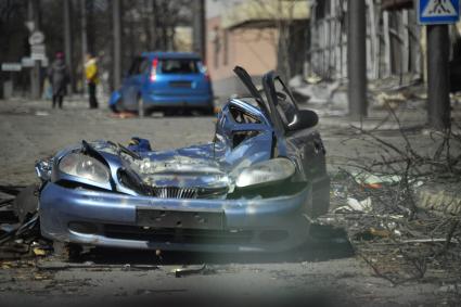 Донецкая область. г.Мариуполь. Разбитый автомобиль на одной из улиц города.