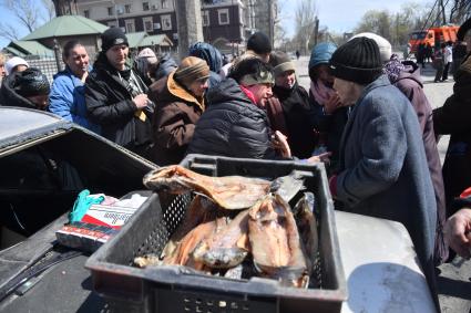 Донецкая область. г.Мариуполь. Люди на одной из улиц города.