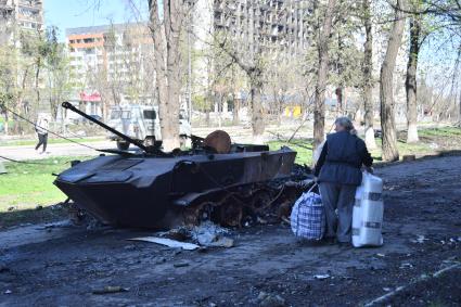 Донецкая область. г.Мариуполь. Военная техника на одной из улиц города.