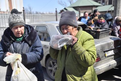 Донецкая область. г.Мариуполь. Люди на одной из улиц города.