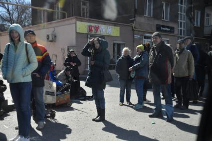 Донецкая область. г.Мариуполь. Люди на одной из улиц города.