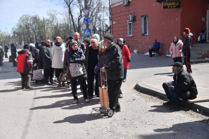 Донецкая область. г.Мариуполь. Люди на одной из улиц города.