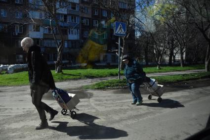 Донецкая область. г.Мариуполь. Люди на одной из улиц города.