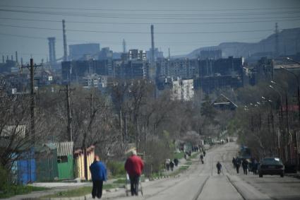 Донецкая область. г.Мариуполь. Люди в разрушенной в результате боев центральной части города.