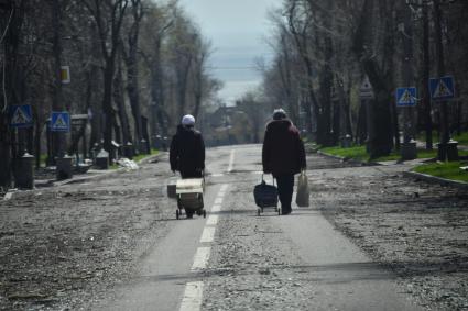 Донецкая область. г.Мариуполь. Люди в разрушенной в результате боев центральной части города.