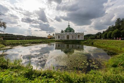 Москва. Павильон `Грот` на территории усадьбы `Кусково`.