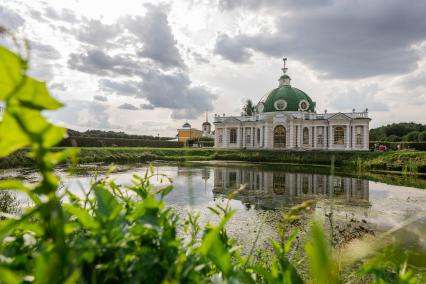 Москва. Павильон `Грот` на территории усадьбы `Кусково`.