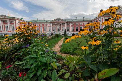 Москва. Дворец графов Шереметевых на территории усадьбы `Кусково`.