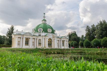 Москва. Павильон `Грот` на территории усадьбы `Кусково`.