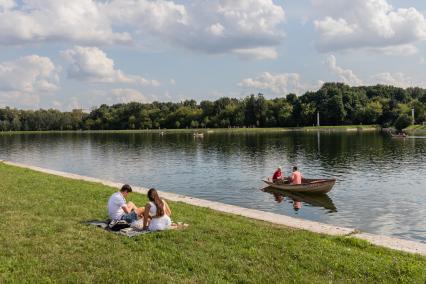 Москва. Большой Дворцовый пруд на территории музея-усадьбы `Кусково`.