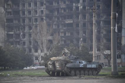 Донецкая область. г.Мариуполь. Военная техника, поврежденная во время боевых действий, на одной из улиц города.