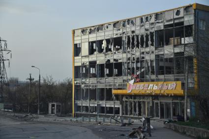 Донецкая область. г.Мариуполь. Разрушенное здание на одной из улиц города, пострадавшего в результате обстрела.