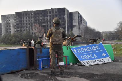 Донецкая область. г.Мариуполь. Военнослужащий Народной милиции ДНР на одной из улиц.