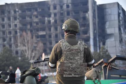 Донецкая область. г.Мариуполь. Военнослужащий Народной милиции ДНР на одной из улиц.