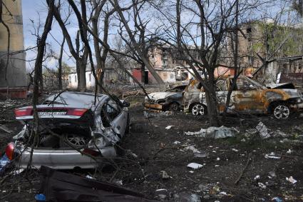 Донецкая область. г.Мариуполь. Автомобили на одной из улиц города, пострадавшие в результате обстрела.