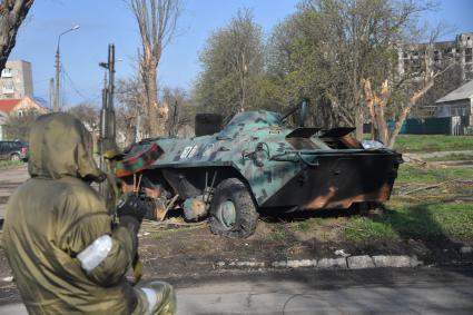 Донецкая область. г.Мариуполь. Военная техника, поврежденная во время боевых действий, на одной из улиц города.