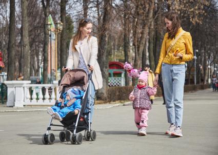 Пермь.  Женщины с детьми  гуляют в парке.