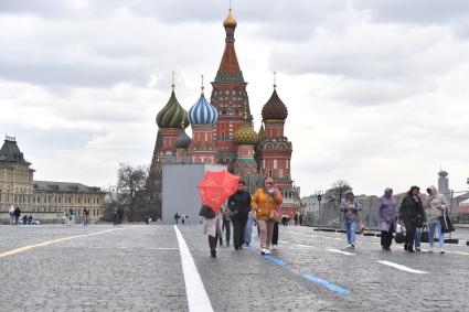 Москва. Посетители на Красной площади.