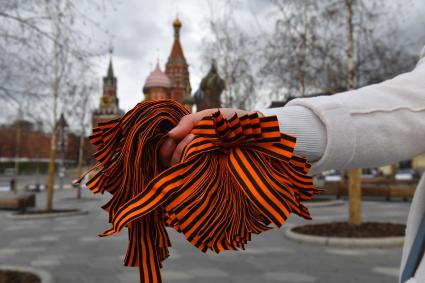 Москва. Активист Всероссийского общественного движения `Волонтеры Победы` раздает георгиевские ленточки