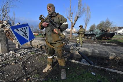 Донецкая область. г.Мариуполь. Военнослужащие на одной из улиц города.