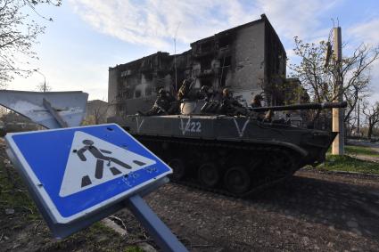 Донецкая область. г.Мариуполь. Военнослужащие на одной из улиц города.