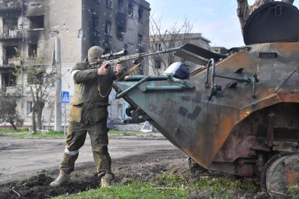 Донецкая область. г.Мариуполь. Военнослужащий на одной из улиц города.