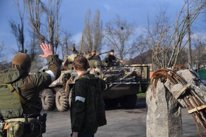 Донецкая область. г.Мариуполь. Военнослужащие на одной из улиц города.