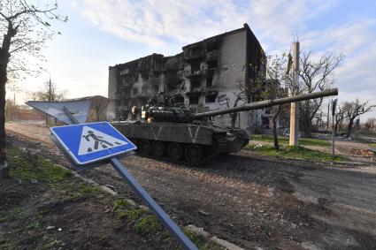 Донецкая область. г.Мариуполь. Военнослужащие на одной из улиц города.