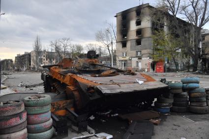 Донецкая область. г.Мариуполь. Военная техника, поврежденная во время боевых действий, на одной из улиц города.