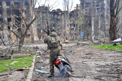 Донецкая область. г.Мариуполь. Военнослужащий на одной из улиц города.