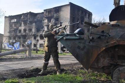 Донецкая область. г.Мариуполь. Военнослужащий на одной из улиц города.