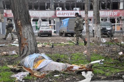 Донецкая область. г.Мариуполь. Военнослужащие на одной из улиц города.