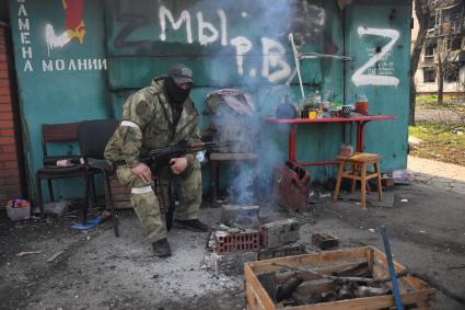 Донецкая область. г.Мариуполь. Военнослужащий на одной из улиц города.