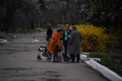 Донецкая область. г.Мариуполь.  Местные жители на улице города.