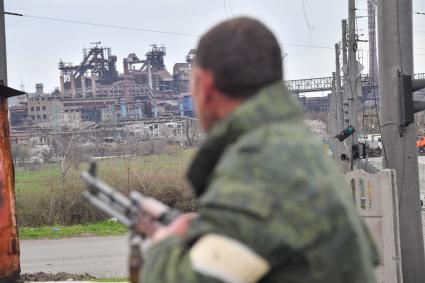 Донецкая область. г.Мариуполь.  Военнослужащий ДНР на одной из улиц  города в окрестностях  завода `Азовсталь`.