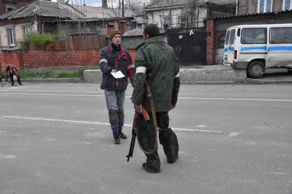 Донецкая область. г.Мариуполь.  Военнослужащий ДНР на одной из улиц  города в окрестностях  завода `Азовсталь`.